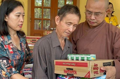 Chùa Đức Hậu trao quà đến người khiếm thị