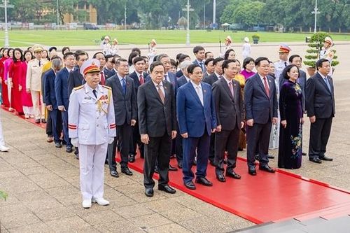 Lãnh đạo Đảng, Nhà nước, các đại biểu Quốc hội vào Lăng viếng Chủ tịch Hồ Chí Minh