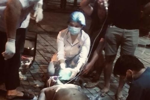 Cứu 2 người trong ngôi nhà bị cháy