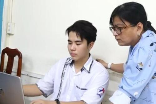 Cậu học trò lớp 11 vinh dự được 'mang chuông đi đánh xứ người'