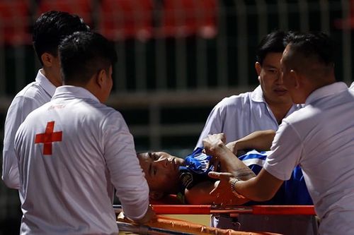 Lên đầu bảng TP HCM 'mất' hai cầu thủ nhập viện.