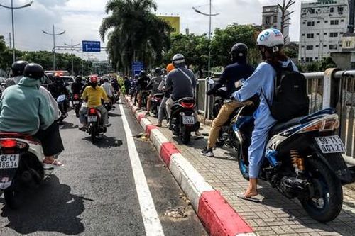 TPHCM: Muôn kiểu vi phạm Luật Giao thông đường bộ