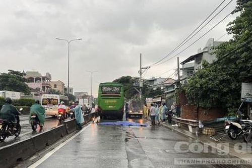 Xe máy va chạm xe khách giường nằm, vợ tử vong, chồng nhập viện