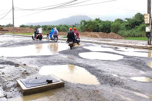 Đường hơn 700 tỷ ở Đà Nẵng tiếp tục chậm tiến độ, dân khổ sở đạp bùn lội nước