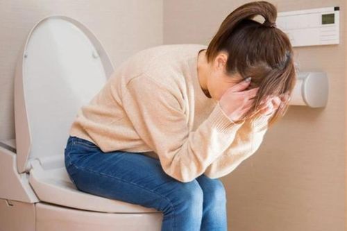 Vì sao nên buộc tóc cao khi đi vệ sinh?