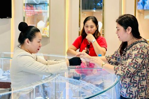 Doanh thu bán sỉ trang sức giảm 32%, PNJ vẫn 'bỏ túi' hơn 1.300 tỷ đồng