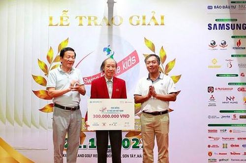 Ủng hộ 300 triệu đồng cho Quỹ Khuyến học Việt Nam từ Giải golf 'Vì trẻ em Việt Nam'