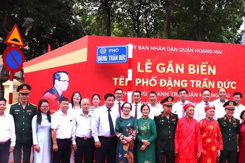 Gắn biển tên phố Đặng Trần Đức thuộc quận Hoàng Mai