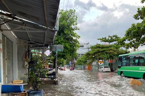 Thành phố Hồ Chí Minh: Mưa lớn kéo dài, nhiều khu vực ngập sâu