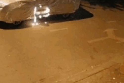 Hành động 'lạ' của bé trai khiến chiếc ô tô đang phủ bạt bất ngờ bốc cháy