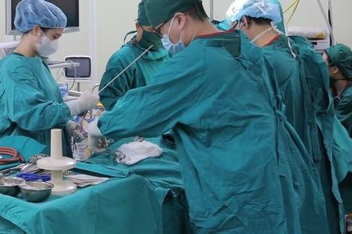 Cực hiếm: Cụ bà 71 tuổi bị u phổi nặng 3 kg