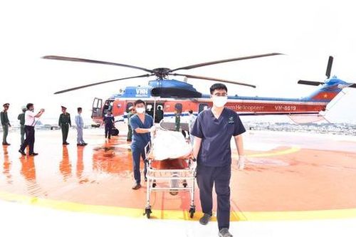 Kịp thời đưa 2 bệnh nhân nguy kịch từ đảo Song Tử Tây và đảo Sinh Tồn về đất liền điều trị