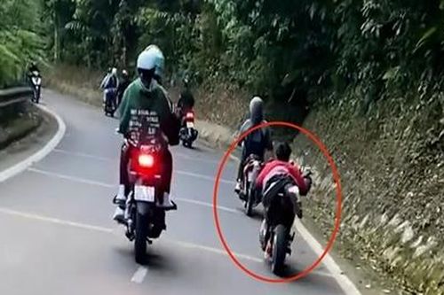 Xác minh làm rõ 'quái xế' nằm trên yên xe máy điện đổ đèo Vườn Quốc gia Ba Vì