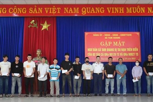 Quảng Nam: Hải đoàn 21 thăm hỏi, hỗ trợ cho các ngư dân gặp nạn trên biển