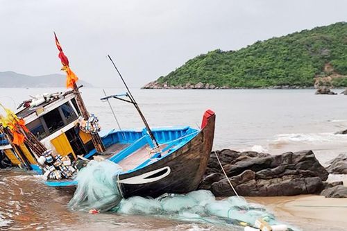 Cứu kịp thời 4 ngư dân cùng phương tiện trôi dạt trên vùng biển Cù Lao Chàm