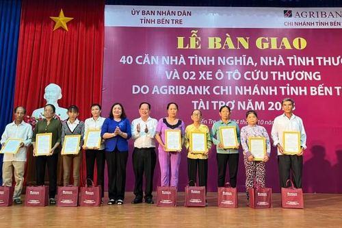 Bến Tre bàn giao 40 căn nhà tình nghĩa, tình thương và 2 xe ô-tô cứu thương