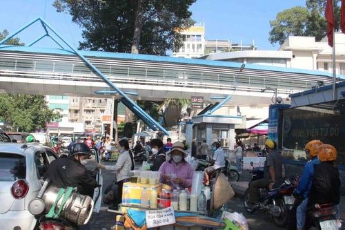 Nhếch nhác trước các cổng bệnh viện tại Thành phố Hồ Chí Minh