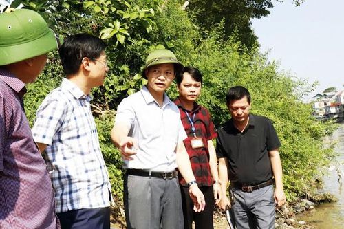 Đê Hữu Cầu xuất hiện vết nứt dài 75m, tỉnh Bắc Ninh yêu cầu bảo đảm an toàn tuyệt đối cho người và tài sản