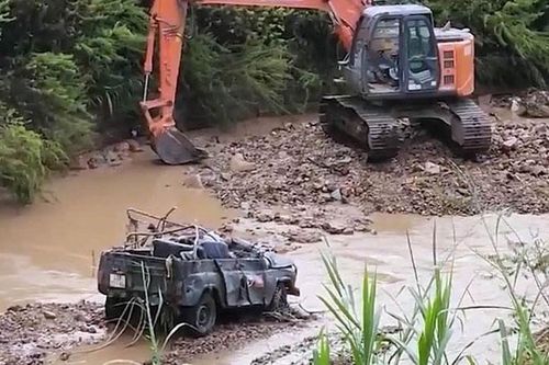 Khắc phục sự cố lật xe do lũ tại khu du lịch Cù Lần, huyện Lạc Dương, tỉnh Lâm Đồng