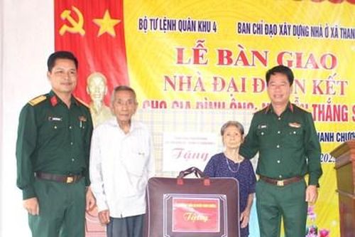 Quân khu 4 trao tặng 'Nhà đại đoàn kết'