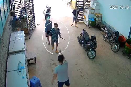 Vác dao đi đòi nợ