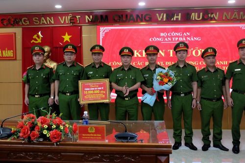 Nhiều đơn vị được khen thưởng về thành tích đấu tranh, trấn áp tội phạm