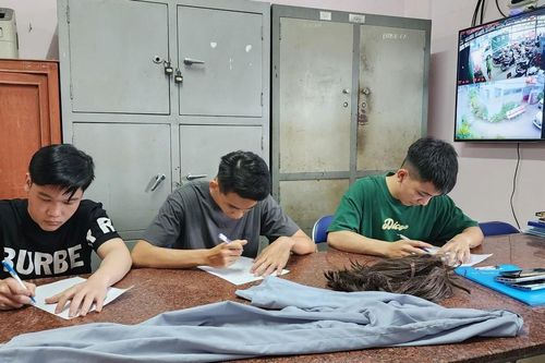 Tiền Giang: Bắt 3 thanh niên quay clip chạy xe một bánh, 'bốc đầu' đăng mạng xã hội