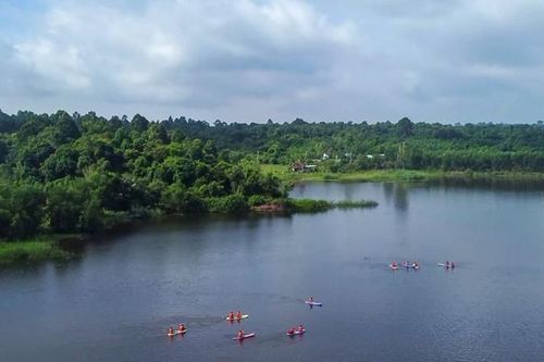 Chèo sup, ăn uống trên hồ thủy điện Trị An mùa nước dâng