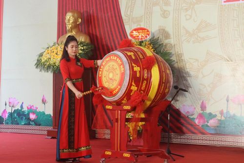 Cô hiệu trưởng tâm huyết giữ gìn bản sắc văn hóa cho học sinh dân tộc