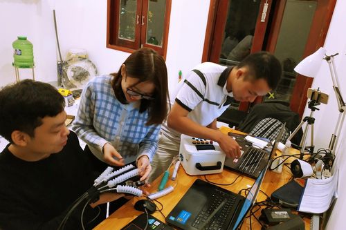 Nhà khoa học nữ: Vượt định kiến thỏa đam mê