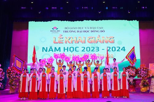 400 giảng viên, sinh viên Trường ĐH Đông Đô đồng diễn flashmob ngày khai giảng