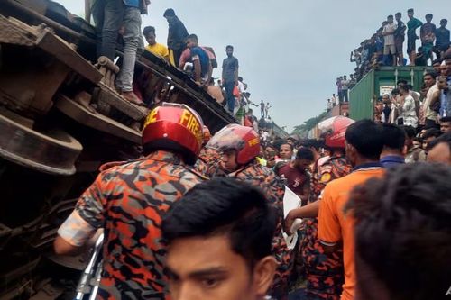 Hai đoàn tàu đâm vào nhau ở Bangladesh, hàng trăm người thương vong
