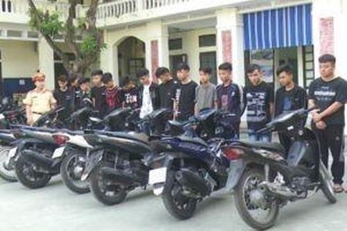 Khởi tố 14 đối tượng dàn hàng ngang để chạy xe với tốc độ cao