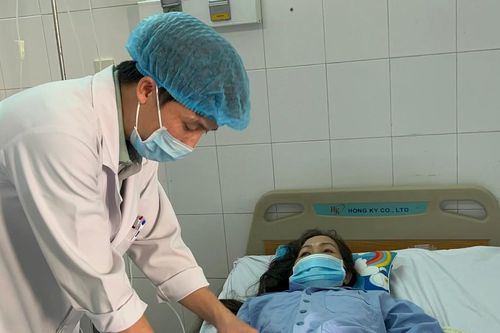 Xuyên đêm cứu nữ bệnh nhân ngã từ trên cây xuống cọc gỗ