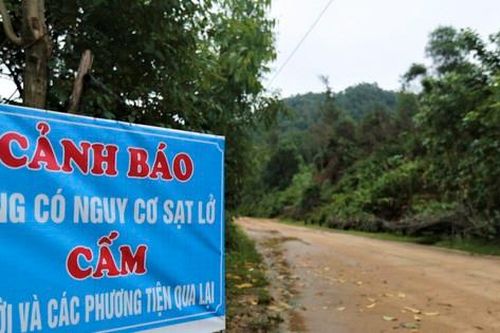 'Hố tử thần', đất đá chực chờ rơi trên đường quốc phòng ven biển Hà Tĩnh