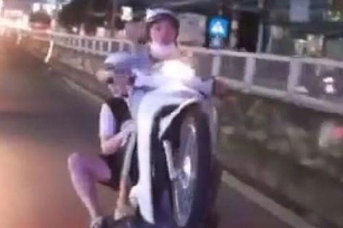 Clip: Chạy xe máy 'làm xiếc' trên quốc lộ rồi dựng video khoe trên facebook