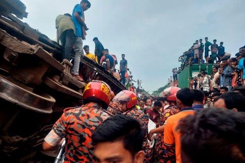 Bangladesh: Tàu hỏa đâm nhau, hơn 100 người thương vong