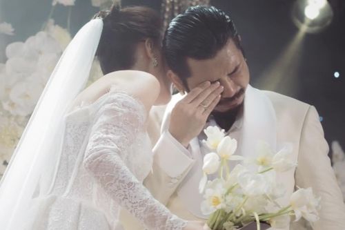 Diễn viên 'Bụi đời chợ Lớn' khóc như mưa khi cưới vợ hoa khôi sau 13 năm yêu