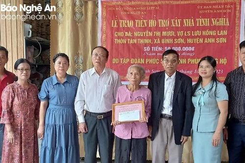 Trao 50 triệu đồng hỗ trợ xây dựng nhà tình nghĩa ở Anh Sơn