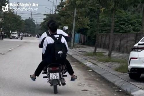 2 nam sinh ở thành phố Vinh đi xe máy bốc đầu trên đường