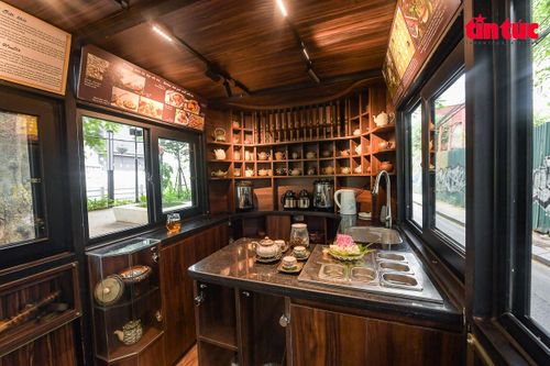 Tàu điện bánh hơi Line 6 - 'Bảo tàng mini' về ẩm thực của Hà Nội