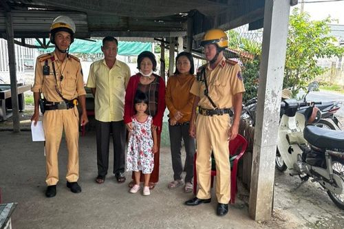 CSGT TP Hồ Chí Minh giúp đỡ bé gái đi lạc tìm lại gia đình
