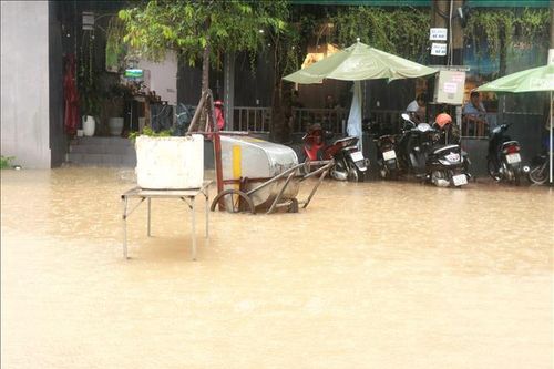 Mưa lớn khiến hàng nghìn mét khối đất, đá tràn ra nhiều tuyến đường ở Quảng Trị