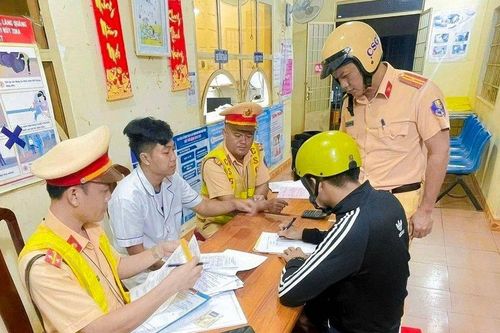 Bắt giữ nhóm đối tượng dương tính với ma túy khi điều khiển xe gắn máy