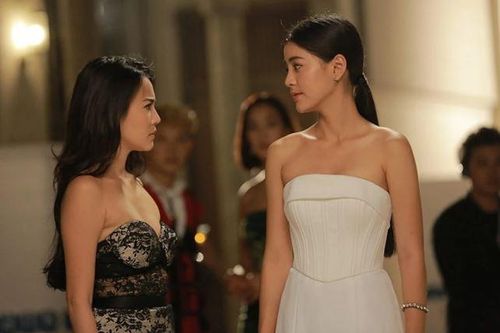 Bồ của chồng tới tận nhà yêu cầu vợ ly hôn, nhưng vừa nghe màn giới thiệu đầy kịch tính của chủ nhà, ả tím mặt lập tức quay về thẳng