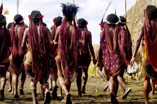 Rùng rợn trước tục lệ 'để tang' của bộ tộc Dani xứ Papua New Guinea