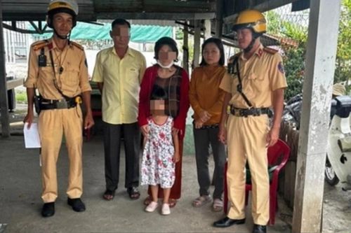 Bé gái đi cùng ông ngoại quanh khu vui chơi, cảnh sát tìm thấy ở nơi không ngờ