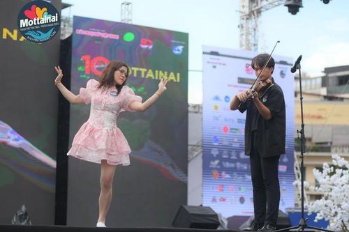 Màn trình diễn giàu cảm xúc của Đại sứ Mottainai Bế Thị Băng và nghệ sĩ violin Phạm An Phúc