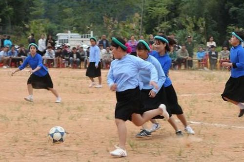 Những cô gái mặc váy đá bóng ở Bình Liêu