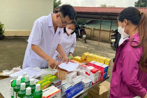 Mạng lưới lãnh đạo nữ tuyên truyền phòng chống tảo hôn và trao học bổng, mái ấm tại xã biên giới